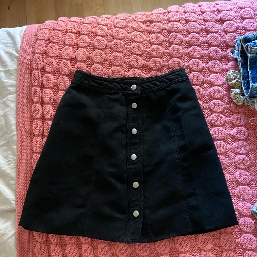 High rise button black H&M skirt